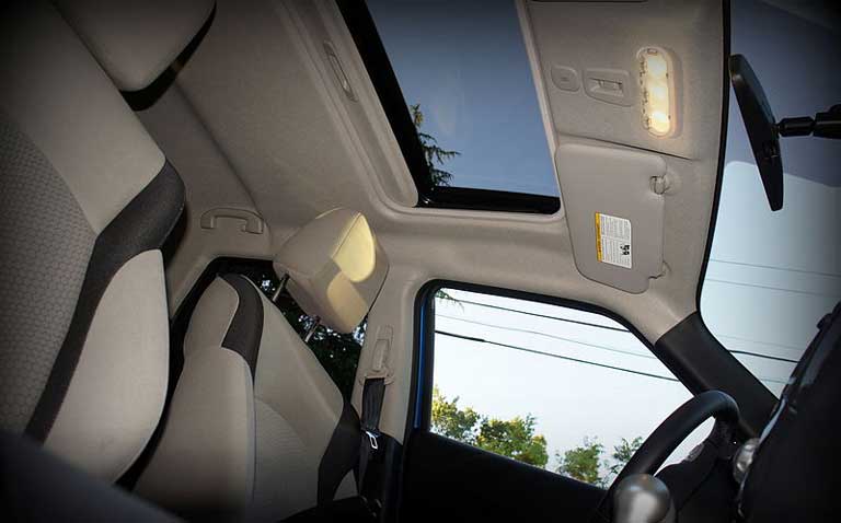 difference between moonroof and sunroof